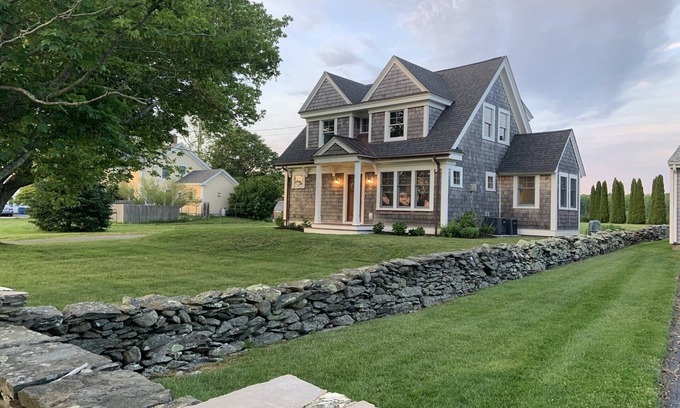 Middletown House | Newly remodeled home-Stay close to beach w/easy access to Newport