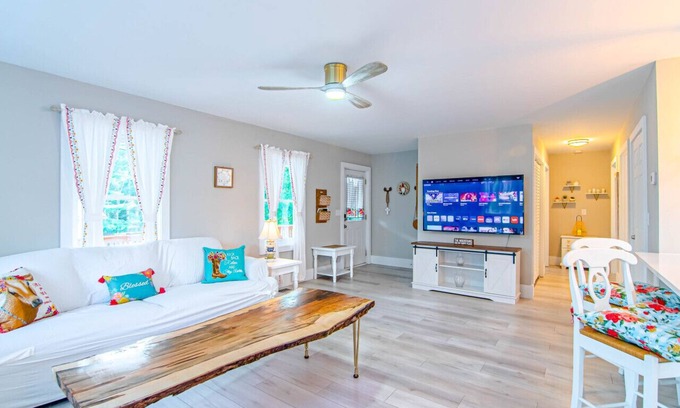 Sparta Cottage | Newly remodeled luxury cottage with mountain views