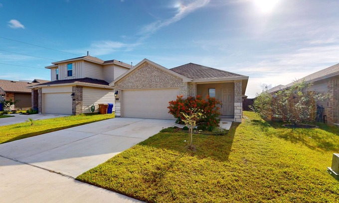 Flour Bluff House | Newly Remodeled Beach Home with enclosed backyard, gas grill & great location