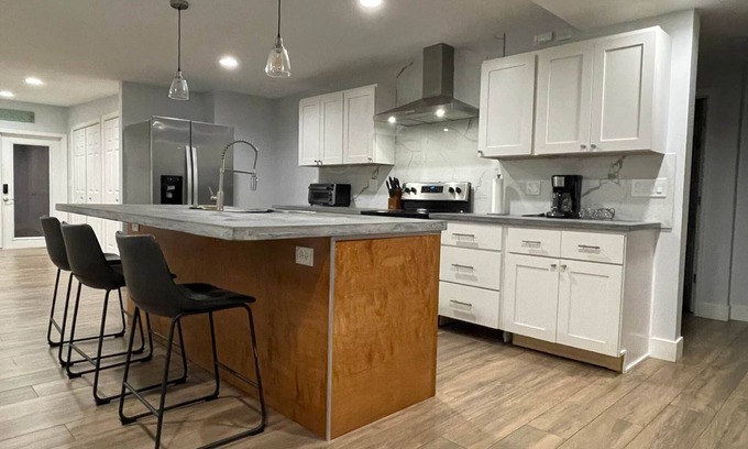 South Sarasota House | Newly Remodeled 3bd/3bh | 10 mins to the Beach