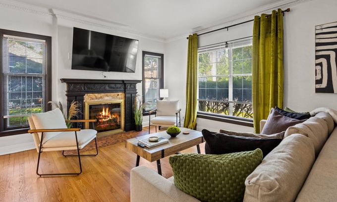 Milwaukee Apartment | ⁂Newly Remodeled ⁂W/D⁂65"TV⁂Parking⁂King⁂2B/1B⁂