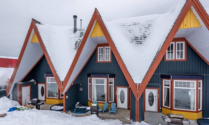 Silver Star Mountain House | Newly renovated condo in Pinnacles - BBQ, hot tub, laundry, ski-in/out from door