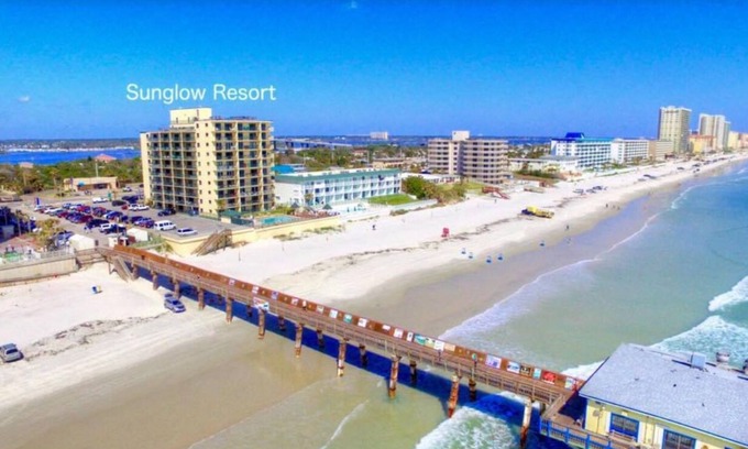 Daytona Beach Shores Condo | Newly Renovated 2bed/2bath condo in Daytona Beach Shores/WiFi, AC, full kitchen