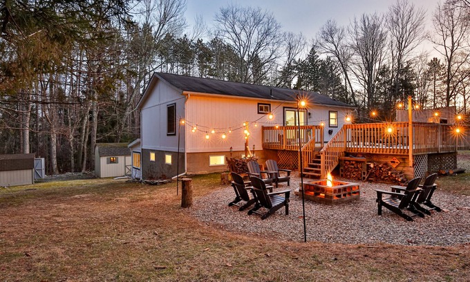 East Stroudsburg House | Newly Renovated getaway, w/firepit, close to Skiing, Hiking, Golfing