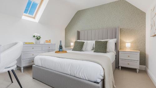 Lechlade House | Newly Renovated 2-bed House - Garden - Private Parking - Netflix - Coffee Station - Work Desk