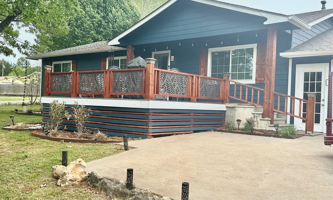 Kingston House | Newly renovated 3-bedroom “Deja Blue” Lakehouse near Catfish Bay in Kingston