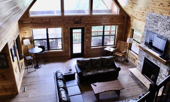 Wears Valley Cabin | NEWLY RENOVATED 4 br, Beautiful Views, Game Room, Theater Room, Sleeps 12