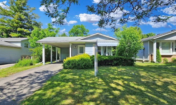 Waterloo House | Newly Renovated 4-bedroom single House near UW