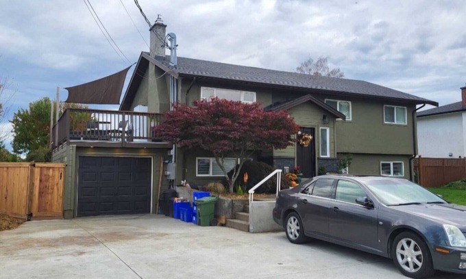 Sidney House | Newly Renovated 4 Bedroom 2 bath Suite in Beautiful Sidney by the Sea