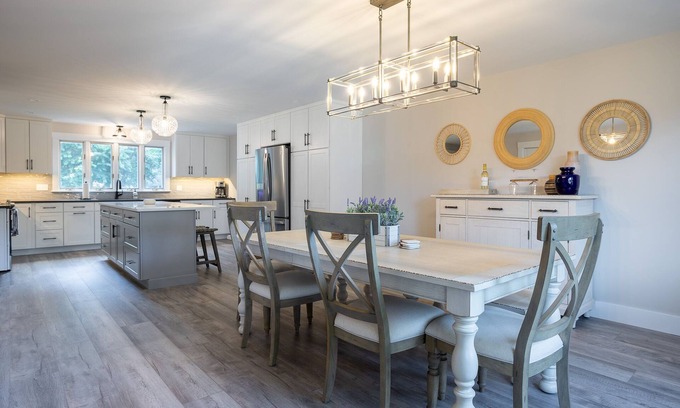 Rye House | Newly Renovated 4 Bedroom Steps Away from Jenness Beach