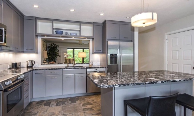 Old Naples Cottage | Newly renovated bungalow in of Old Naples~Walk to 5th Avenue, the park & more