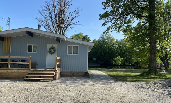 Severn Bridge Cottage | Newly Renovated Cozy Waterfront Muskoka Cottage