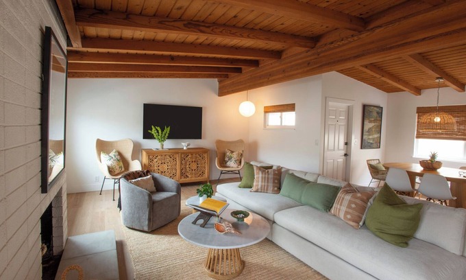 Santa Ana Heights House | Newly renovated casual and comfortable modern home steps to beach