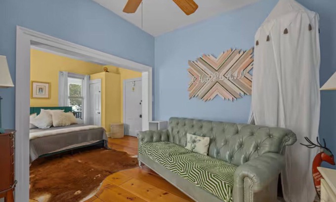 Morehead City Cottage | Newly Renovated Carriage House. 1 bed 1 marble bath with tub. Walking distance.