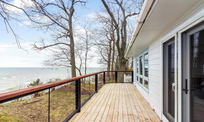 Fennville House | Newly-Renovated Cottage Overlooking Lake Michigan!