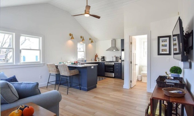 Eastham House | Newly Renovated Cottage on Town Cove!