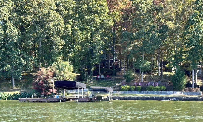 Lake Oconee House | Newly renovated cozy lake house retreat on Lake Oconee, waterfront lot!