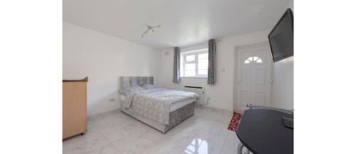 Childs Hill Apartment | Newly Renovated Cozy Studio in North London