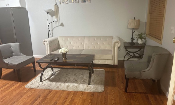 Des Moines House | Newly Renovated Downstairs 3BR/2BA Suite — Near Airport + Laundry + Parking