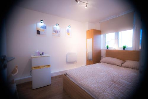 Childs Hill Apartment | Newly Renovated EnSuite Room
