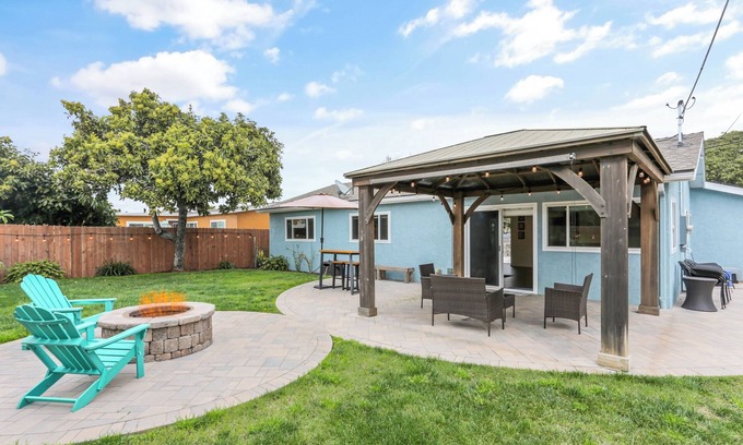 Lincoln Acres House | Newly Renovated | Fire Pit | Huge Yard | Pets