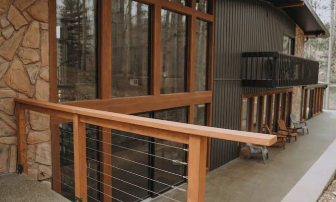 Logan House | Newly renovated-Hocking Hills retreat+hot tub+pond