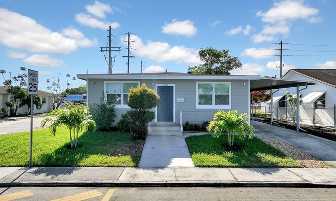 Lake Worth House | Newly Renovated Home- within 10 minutes from the beach.