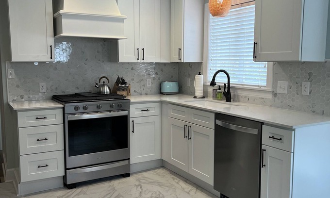Paducah House | Newly renovated house blocks from hospital and restaurants.