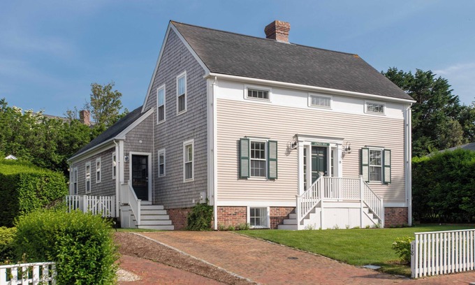 Naushop House | Newly renovated & landscaped 4-bedroom house in a fabulous neighborhood