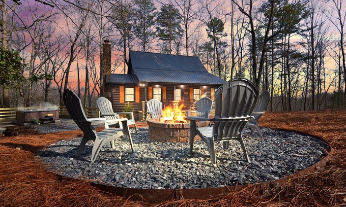 Dahlonega Cabin | Newly Renovated Luxury Cabin + Hot Tub + Fire Pit