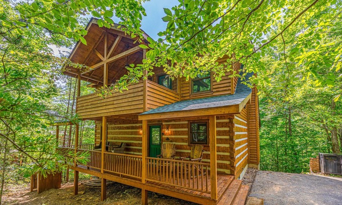 Gatlinburg - Pigeon Forge Cabin | Newly Renovated 💙 | Mountain Views 🌄 | Hot Tub & Three Private Decks! 🐻