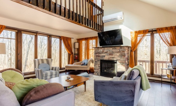 Jim Thorpe Cabin | Newly renovated mountain escape near hiking/skiing/lakes/shops/restaurants