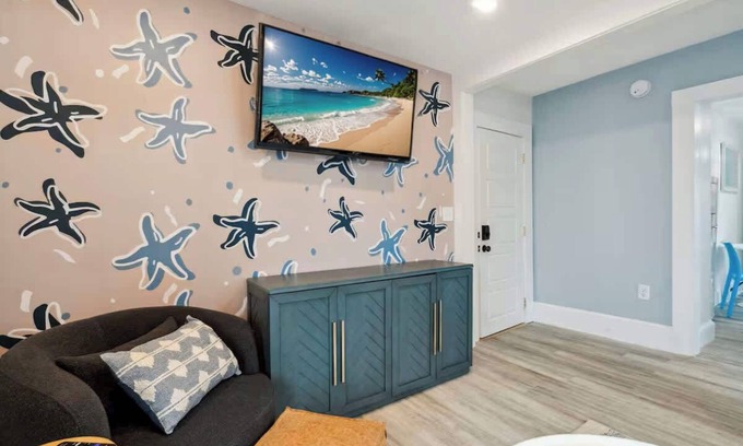 Hampton Apartment | Newly Renovated | Private Balcony | Steps to Beach