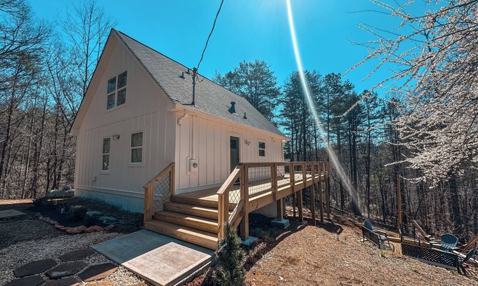 Dahlonega House | Newly renovated Ridgeway Stay - Less than 10 mins to downtown Dahlonega!