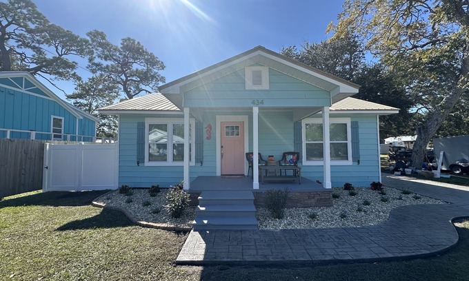Port St. Joe House | Newly Renovated Seahorse Cottage 2 blocks to Bay & 1/2 Mile to Downtown PSJ 3/2