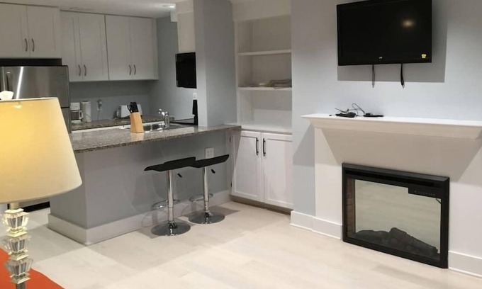 Mount Pleasant Apartment | Newly renovated spacious central 1br near Zoo