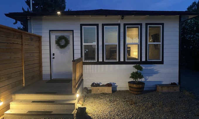 Medford Apartment | Newly renovated studio with farm and mountain view’s! 5 minutes to Jacksonville.