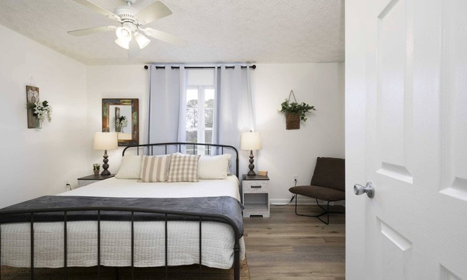 Cartersville House | Newly Renovated Townhome with THREE KING-SIZE beds