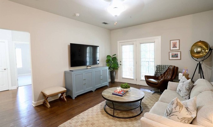 Oxford Condo | Newly Renovated! Walk to the Vaught from "The Powder Blue Perch"