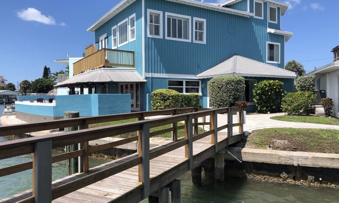 Bay Esplanade House | NEWLY RENOVATED! Waterfront House Clearwater Beach Sleeps 12. 5min walk to beach