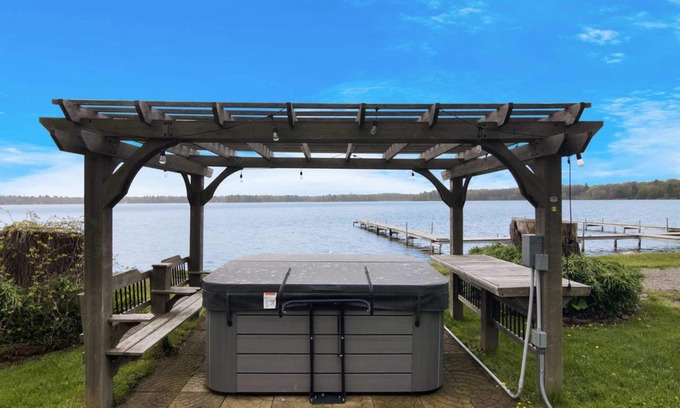 Mayfield House | Newly renovated with hot tub and lake