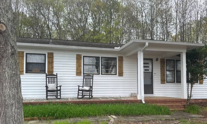 Clemson House | Newly Updated, Fully Furnished 3 BR 2 BA Home… <2 miles to Clemson University!