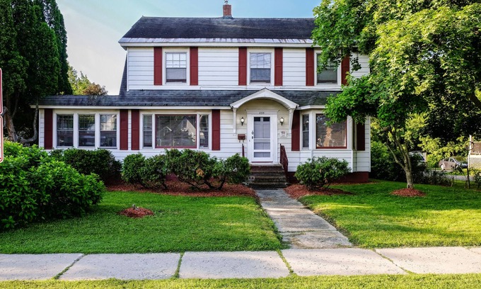 Centennial House | Newly Updated Large Home, Walk Downtown, UVM & Hospital ~ Includes Bicycles!