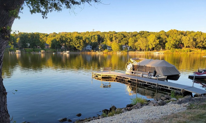 Newville House | Newly updated water retreat. PONTOON for rent, FREE golf & ICE at local course