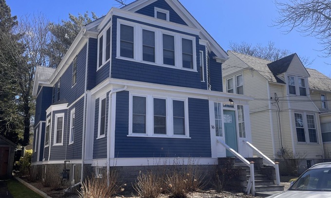 Fifth Ward Apartment | Newport 4 Bedroom Summer Escape