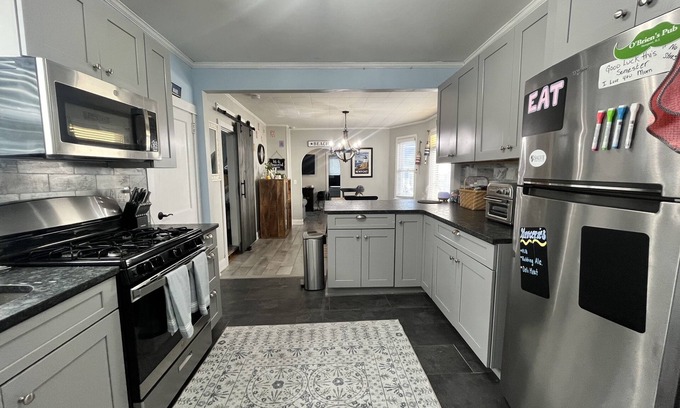 Fifth Ward Apartment | Newport Summer Retreat