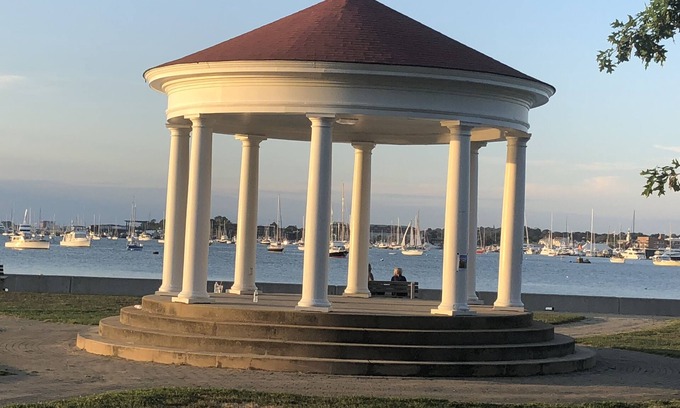 Fifth Ward House | Newport -Walk to beach, playground, restaurants & off street parking
