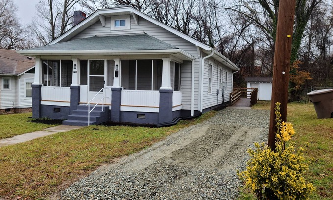 Greensboro House | Next to Downtown Greensboro 3 Bedroom/2 Bathroom Bungalow