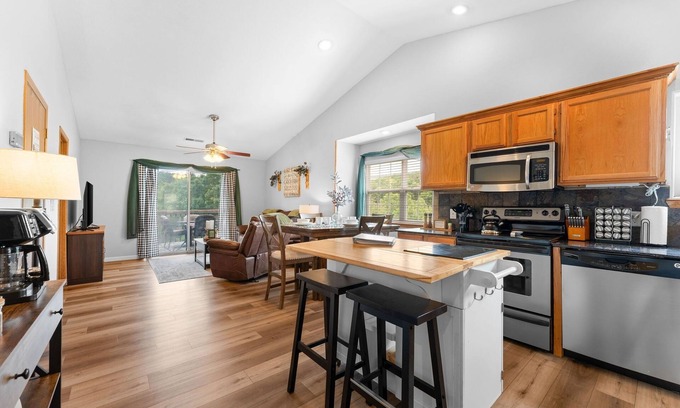 Indian Point Condo | Next to Silver Dollar City - Lakeside Condo