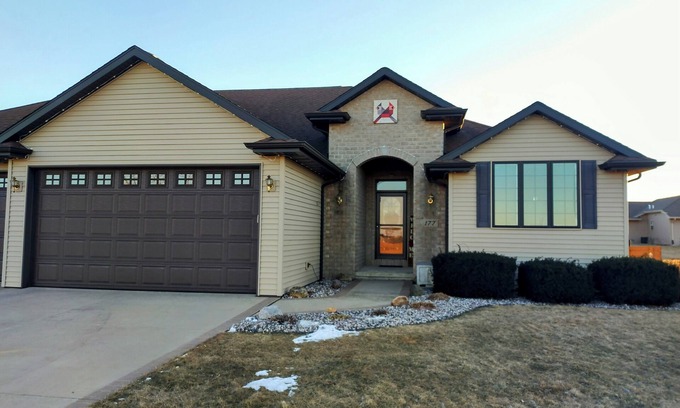 Luxemburg House | NFL DRAFT SPECIAL! 1 side exec. duplex. 30 mins to Lambeau Field/Door County